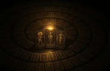 Основы Таро — карты Старших и Младших Арканов, разложенные по спирали на черном столе с золотым свечением.