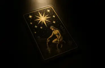 Расклад Таро Карта Дня — Аркан Звезда на темном столе.